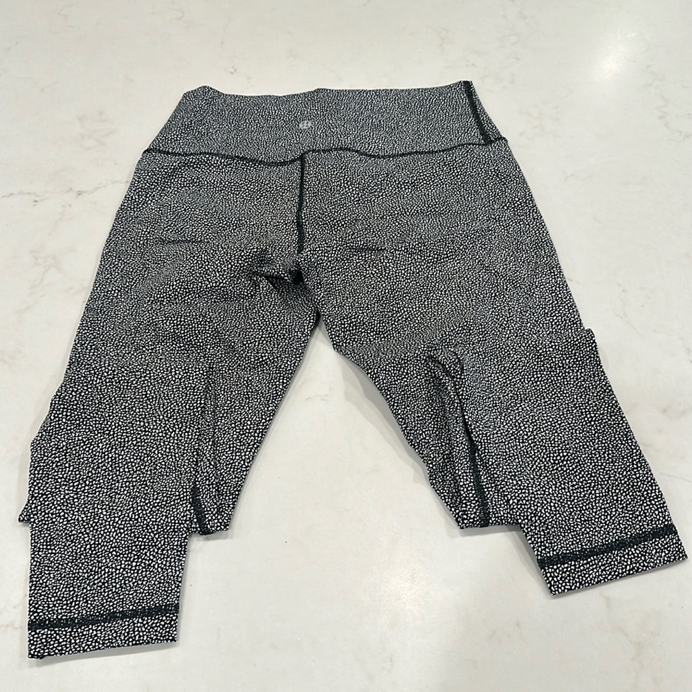 Lululemon Black and White Wonder high rise under 28” length, Size 8
